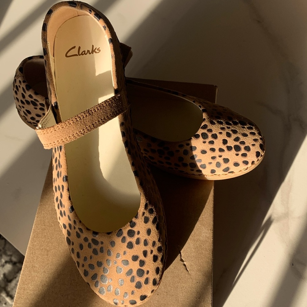 Girls Animal print/leather flats with velour closure.  size 2 1/2